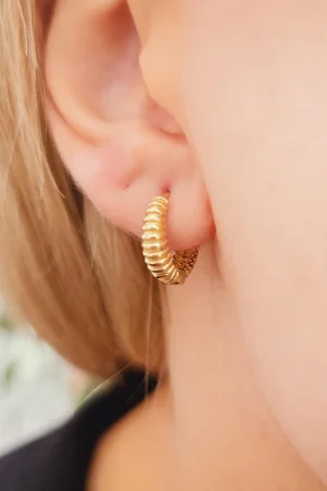 Ribbed Hoop Earring